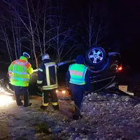 einsatz_2020-01-04_vu_uberschlagener_pkw_kreuzung_b11-reg8_01.jpg