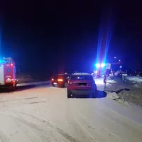einsatz_2020-01-04_vu_uberschlagener_pkw_kreuzung_b11-reg8_02.jpg