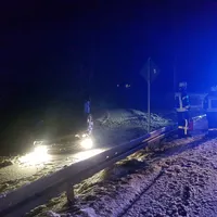 einsatz_2020-01-04_vu_uberschlagener_pkw_kreuzung_b11-reg8_04.jpg