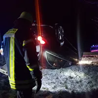 einsatz_2020-01-04_vu_uberschlagener_pkw_kreuzung_b11-reg8_05.jpg